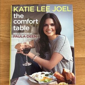 HARDCOVER ‘THE COMFORT TABLE’ BY KATIE LEE JOEL